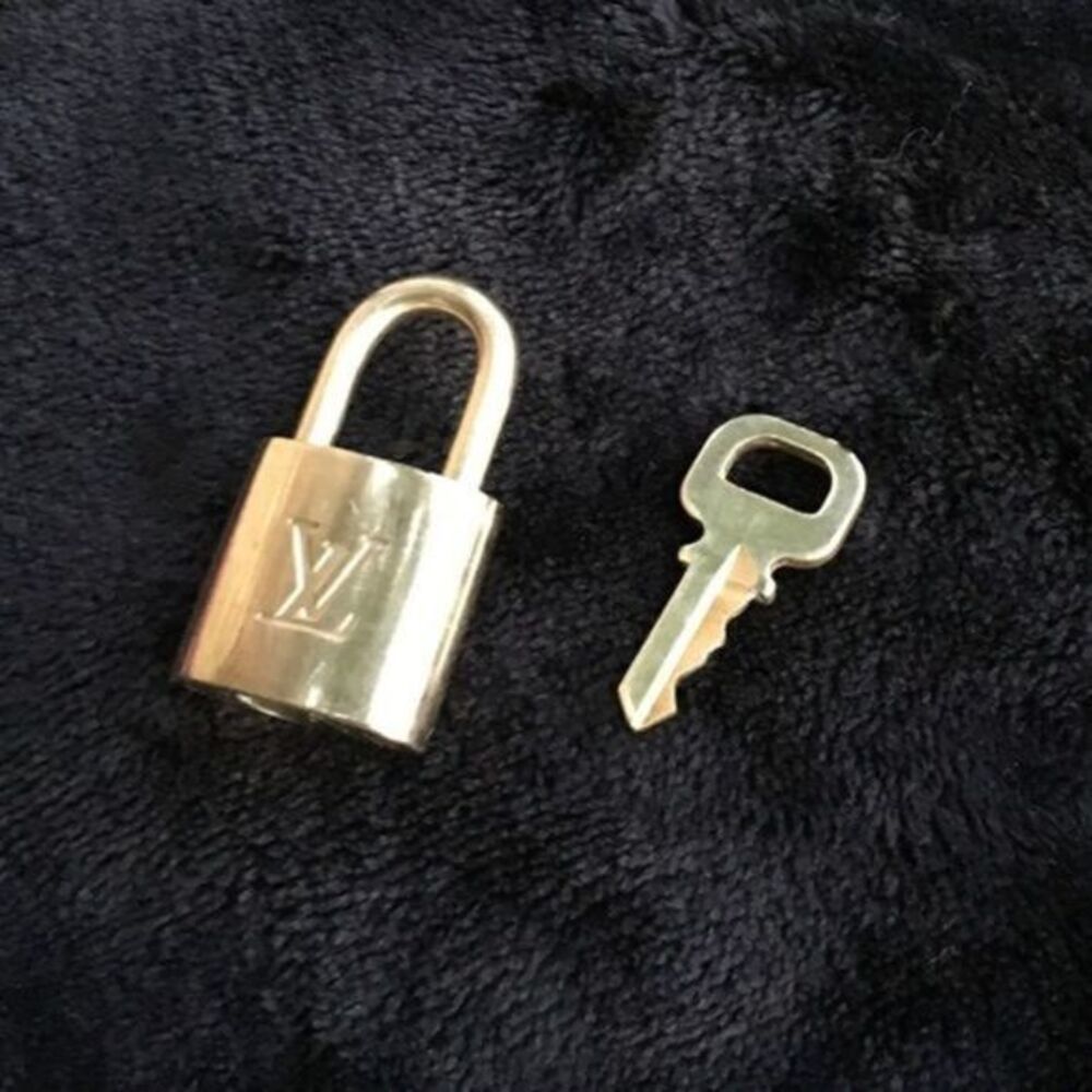 AUTHENTIC Near Mint Louis Vuitton lock and key - Picture 11 of 11